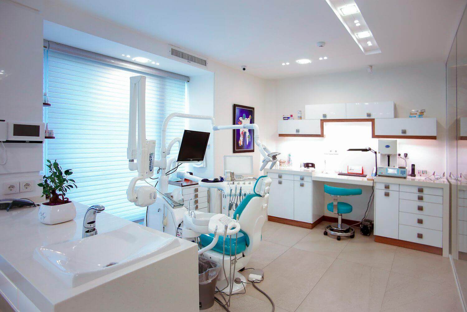 Ambiente moderno e luminoso di uno studio dentistico