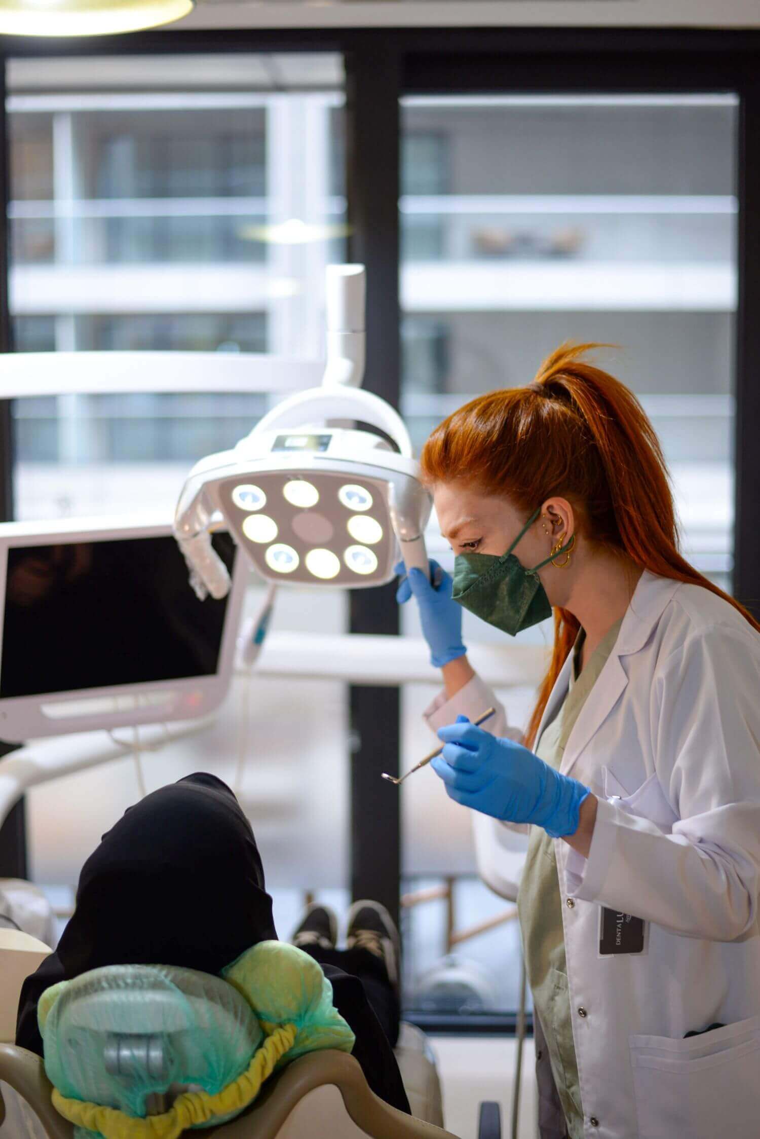 Odontoiatra durante una visita di implantologia in studio